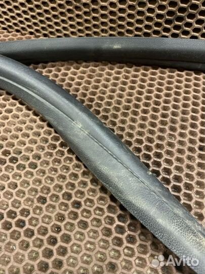 Уплотнитель двери задний левый Skoda Fabia CGP 1