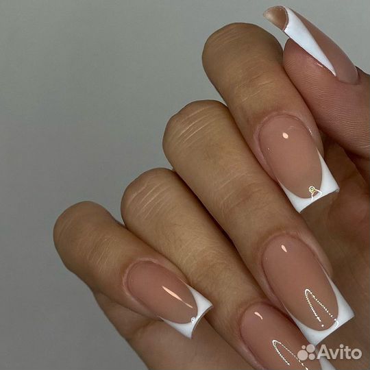 Модель на маникюр