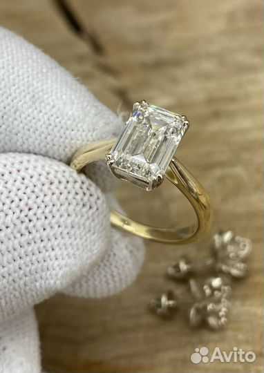 Кольцо с бриллиантом