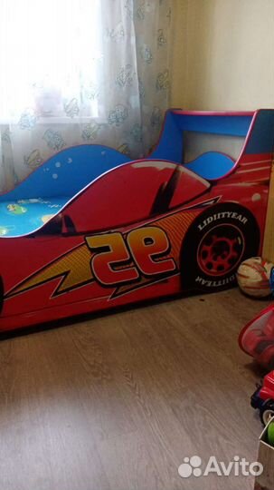 Детская кровать и шкаф