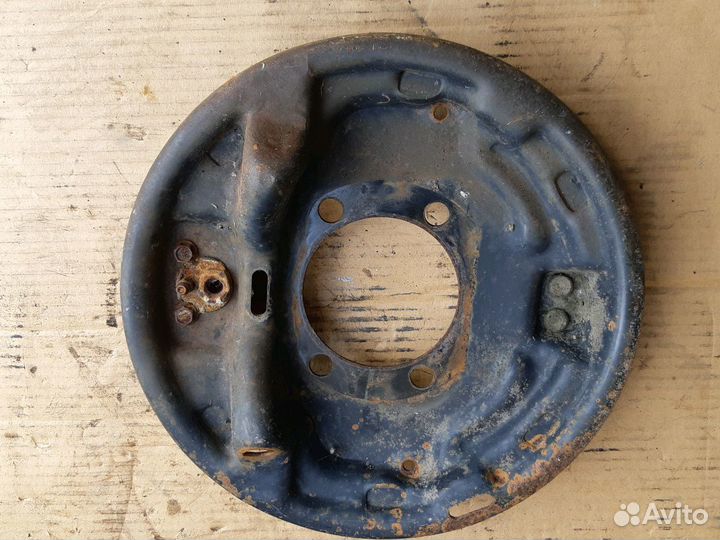 Щит опорный задний Крайслер Вояджер 00-08