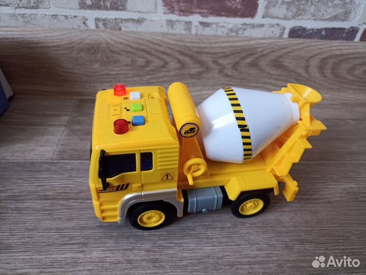 Трактор, бетономешалка и др. машинки