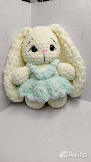 Вязанная игрушка зайка