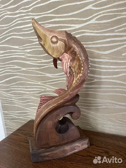 Резная статуэтка из дерева