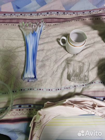 Посуда: тарелки, ваза, графин, чашка