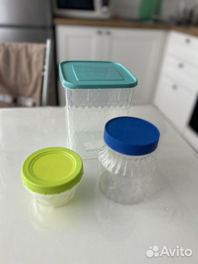 Пластиковые контейнеры и стаканы