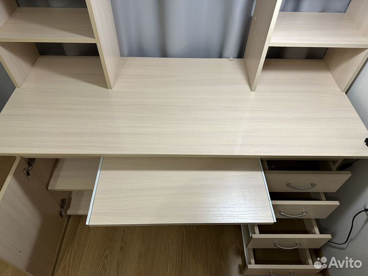 Письменный компьютерный стол