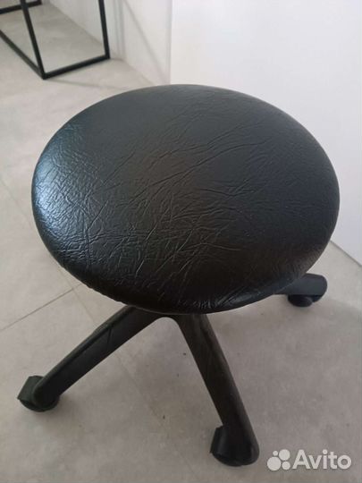 Стул для мастера педикюра бу