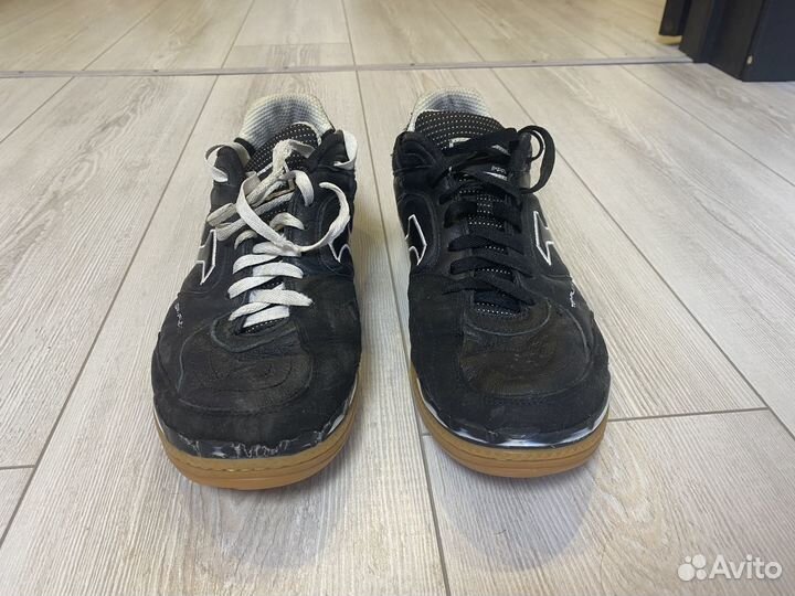 Продам футбольную обувь для зала (футзалки)