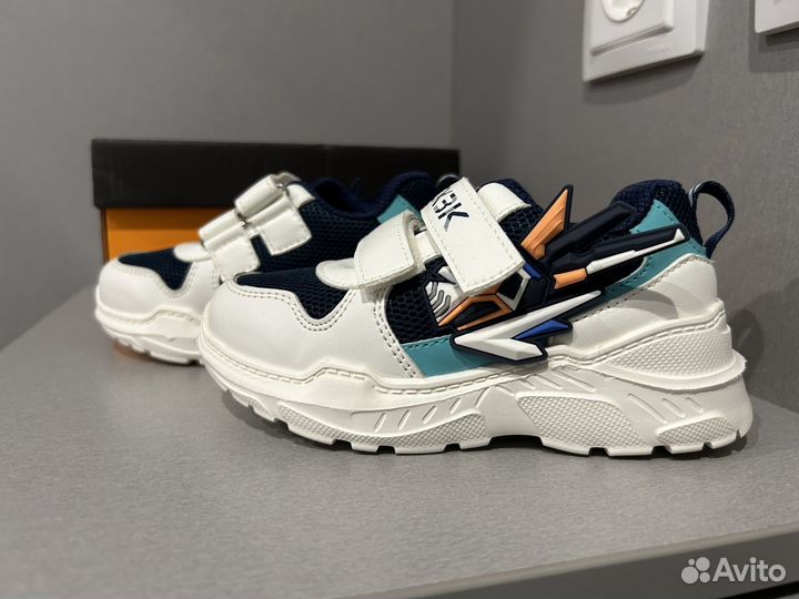 Кроссовки фирмы 