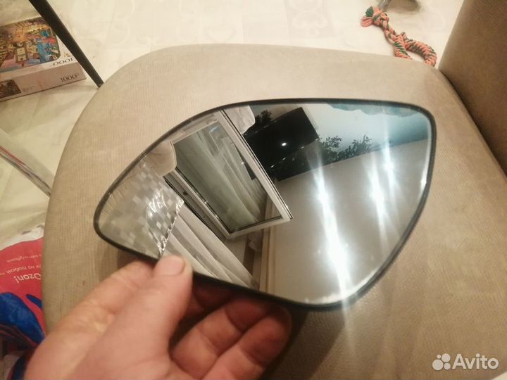 Зеркальный элемент левый Toyota Hilux 2010