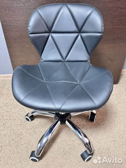 Стул для мастера маникюра бу