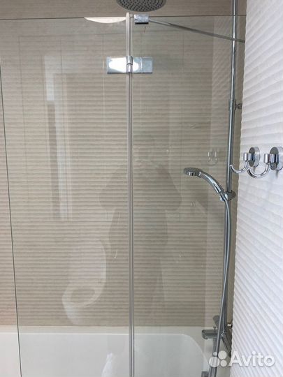 Шторка для ванной с поворотной дверкой