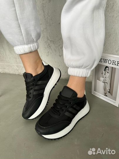 Кроссовки женские