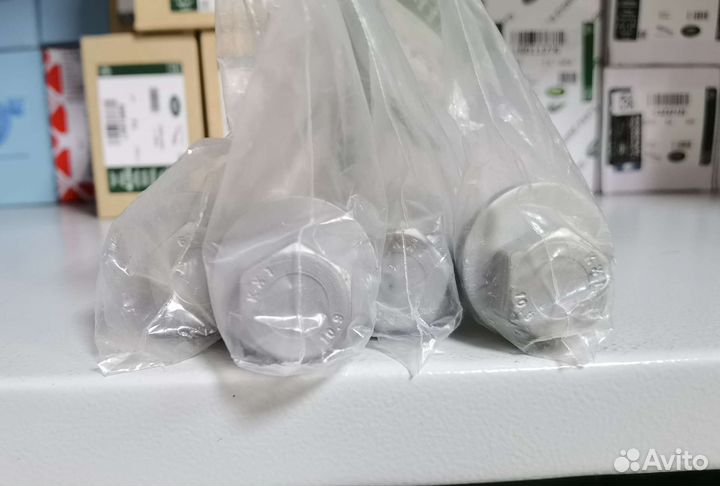 Болт развальный заднего кулака Land Rover