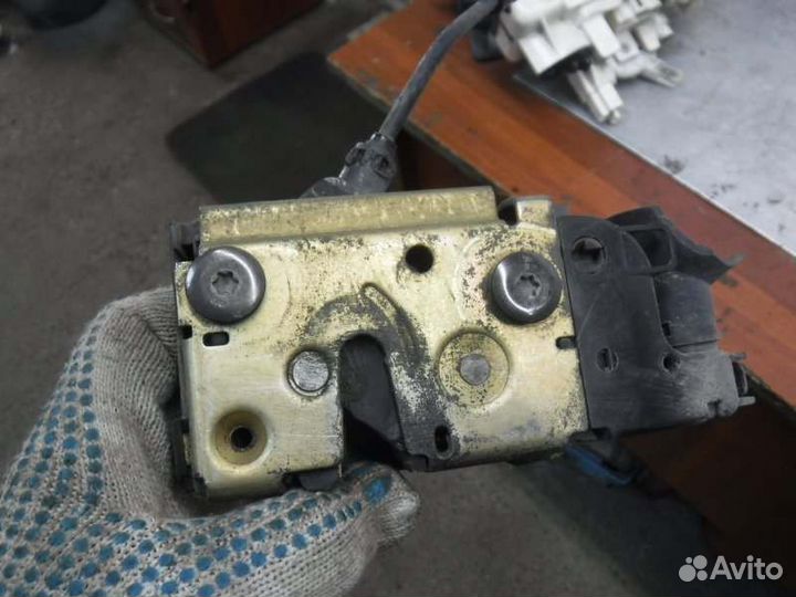 Замок двери передний левый Renault Megane K4M 2005