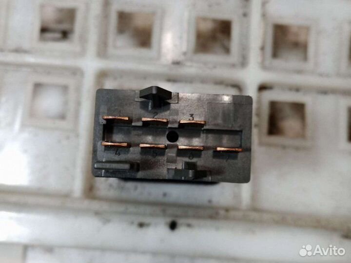 Кнопка аварийной сигнализации Volkswagen Jetta