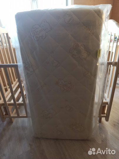 Детская кроватка с маятником