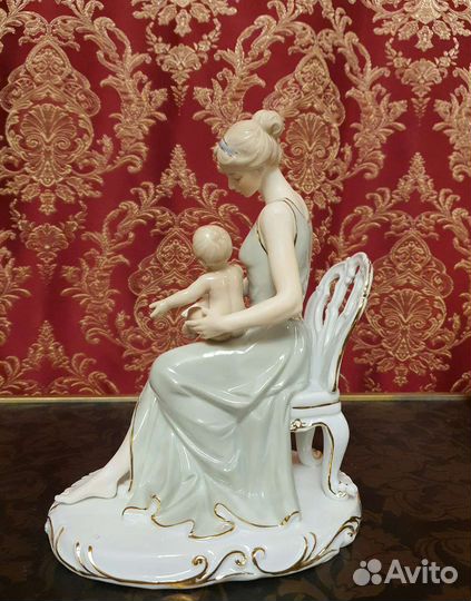 Статуэтка девушка с ребёнком