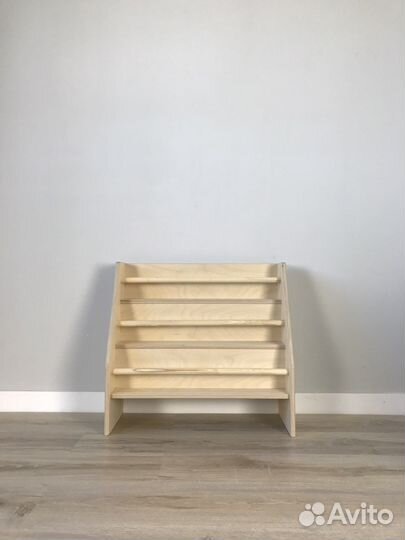 Книжная полка Монтессори