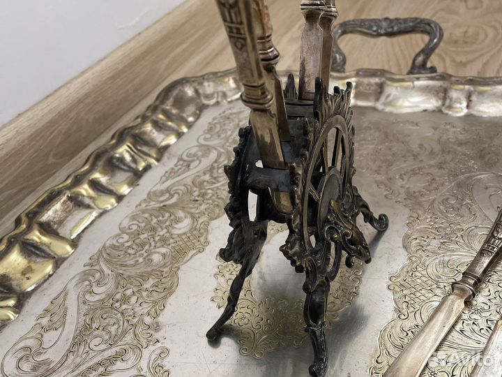 Старинные ножи на поставке,для бутылки подставка