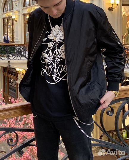 Бомбер и джинсы