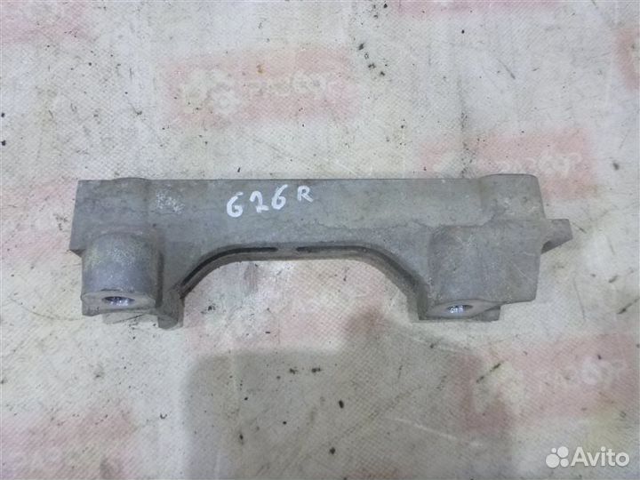 Кронштейн правый Toyota Rav4 ACA30 1azfe 2006