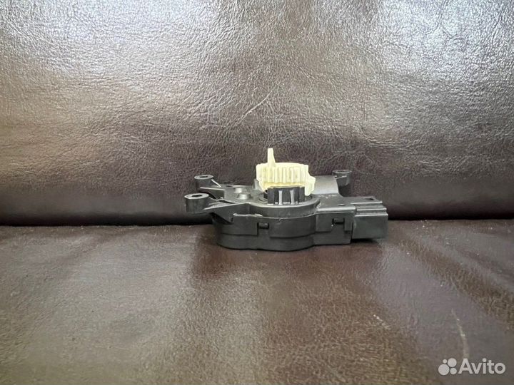 Моторчик заслонки отопителя бу Skoda Octavia A7