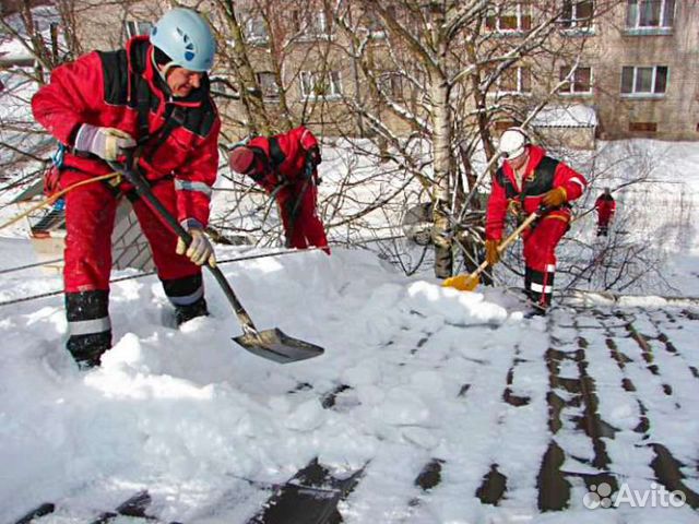 Уборка (чистка) крыш от снега альпинистами