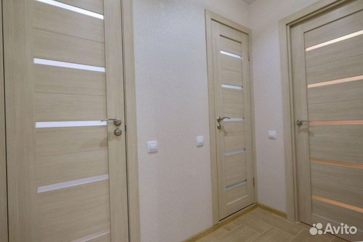 Межкомнатная дверь со стеклом экошпон