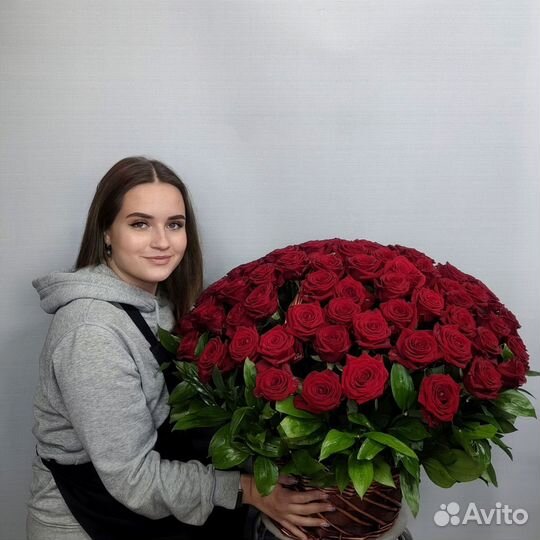 101 роза в корзине