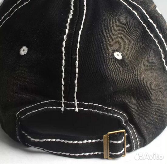 Две кепки черная и красная