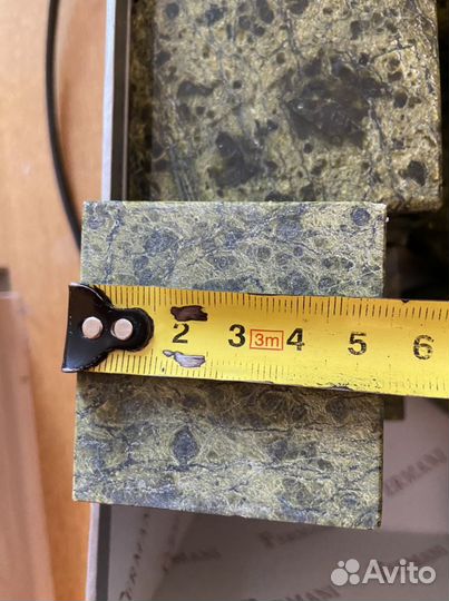 Яйца декоративные и постаменты из камня змеевик