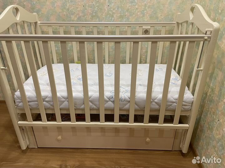 Детская кроватка с маятником