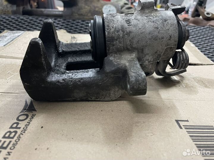 Суппорт задний левый skoda octavia, VW Jetta