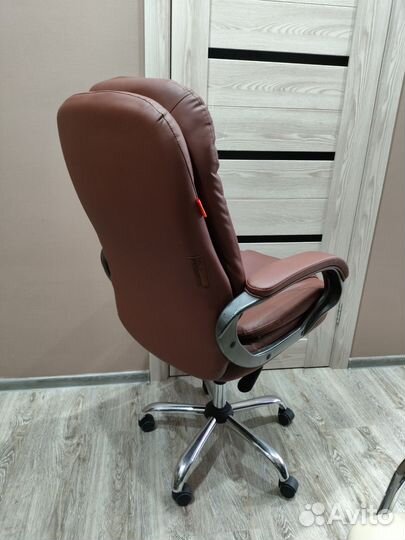 Компьютерное офисное кресло руководителя