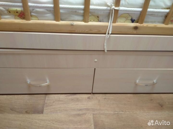 Детская кроватка с маятником и ящиком