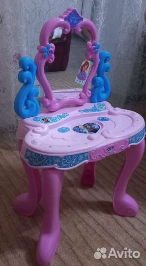 Туалетный столик с зеркалом и подсветкой