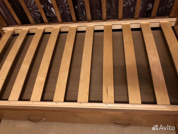 Кроватка-маятник деревянная с матрасом и ящиком