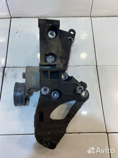 Кронштейн генератора Renault Megane II (2002—2006)