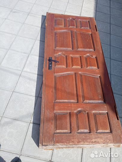 Дверь входная деревянная с коробкой