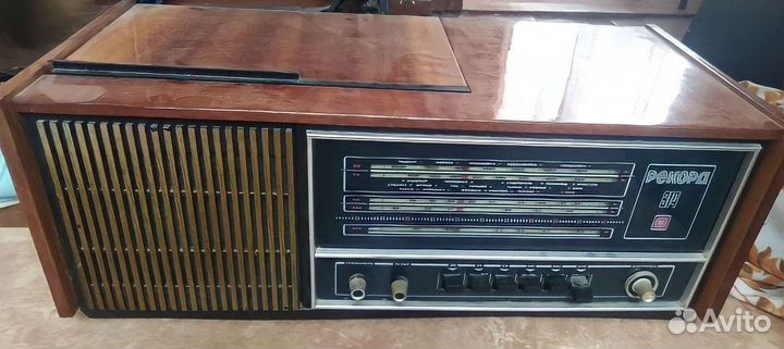 Радиола с проигрыванием винила 1500 телевизор 1000