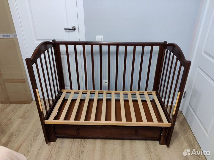 Детская кроватка с маятником Лель