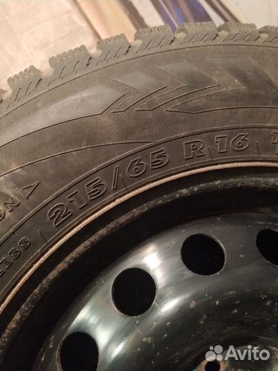 Nokian Tyres Hakkapeliitta 4 215/65 R16