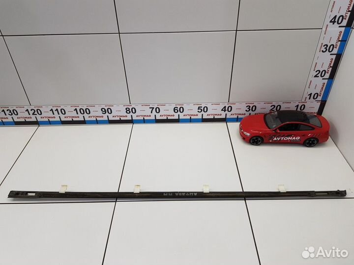 Молдинг стекла верхний передний правый