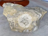 Камни с кристаллами