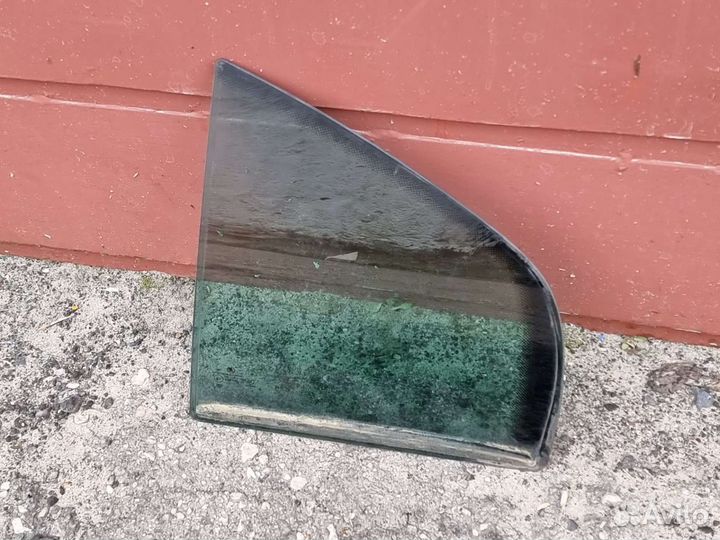 Форточка задней левой двери Шкода Суперб