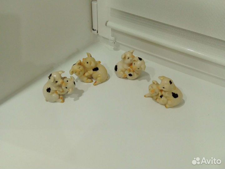 Фигурки обнимающиеся свинки пары талисман