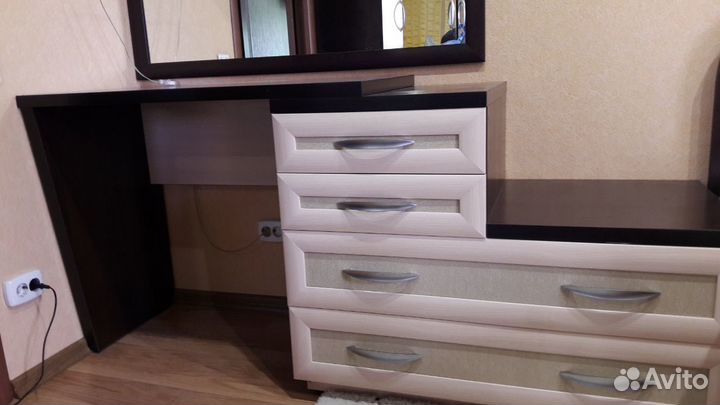 Продаю стол туалетный с тумбой и зеркалом