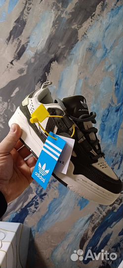 Кроссовки adidas